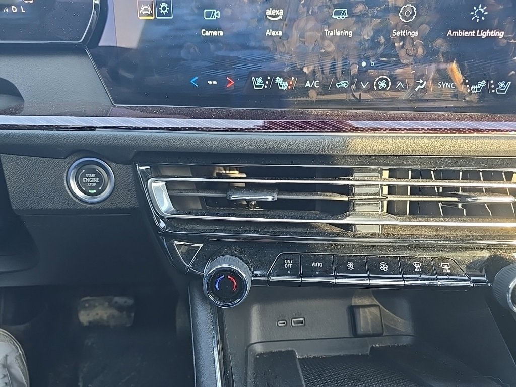 Used 2025 Chevrolet Traverse RS image 27