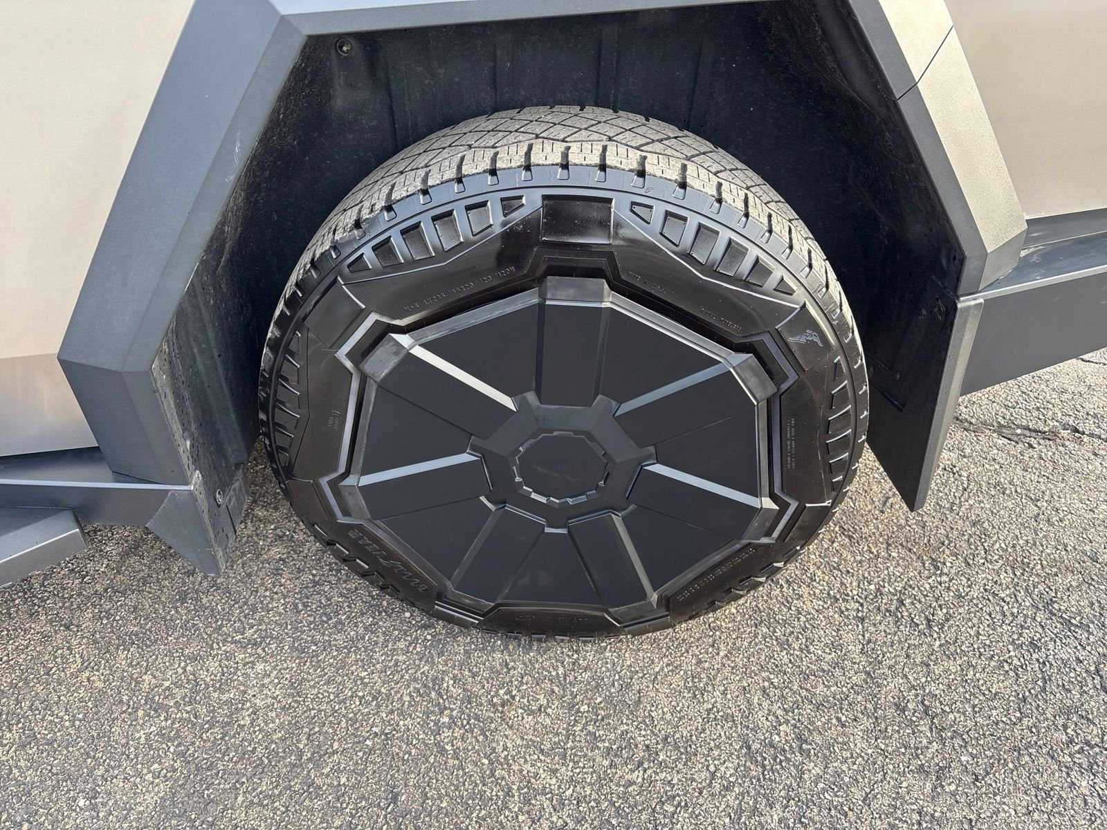 Used 2024 Tesla Cybertruck AWD Crew Cab image 31