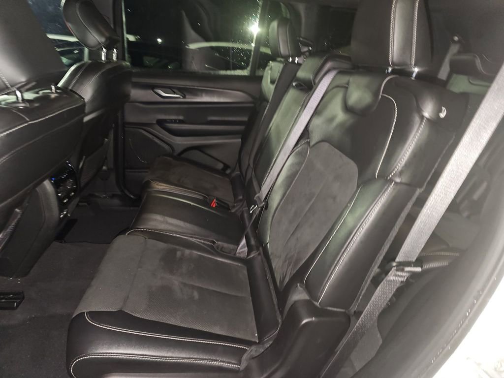 Used 2024 Jeep Grand Cherokee L Laredo image 4