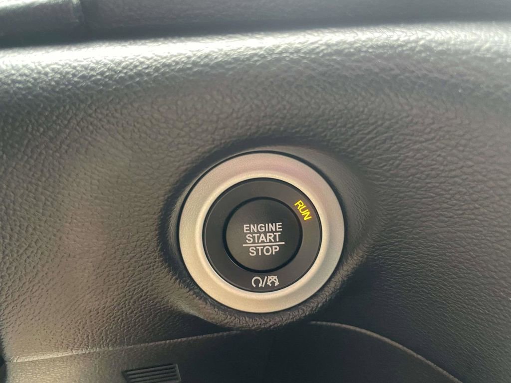 Used 2025 Chrysler Pacifica Select image 23