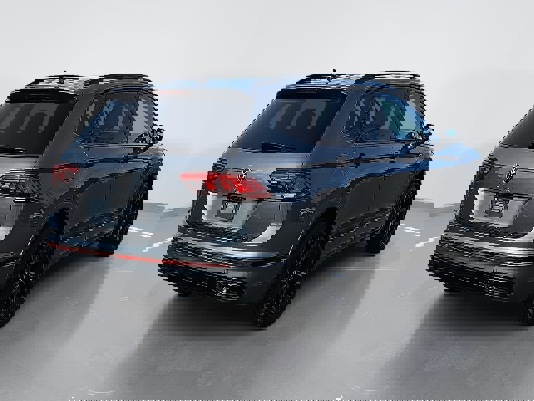 Used 2024 Volkswagen Tiguan SE R-Line image 3