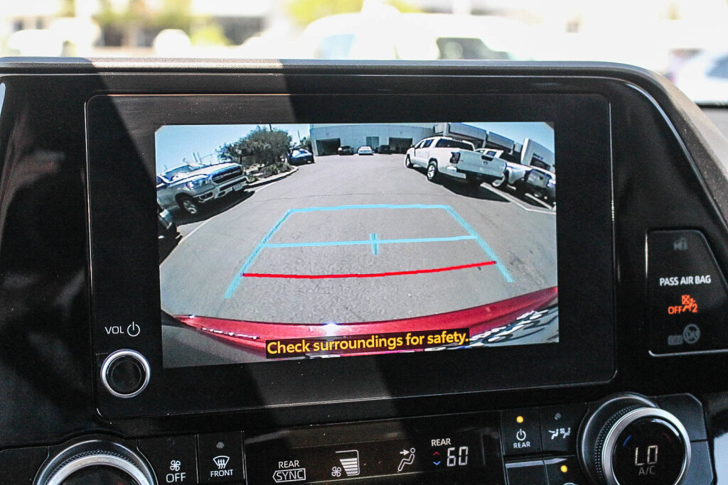 Certified 2025 Toyota Highlander LE FWD image 15