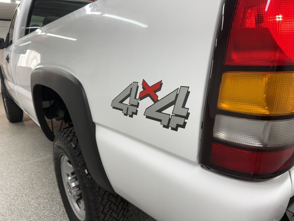 Used 2005 GMC Sierra 2500 W/T AWD/4WD image 9
