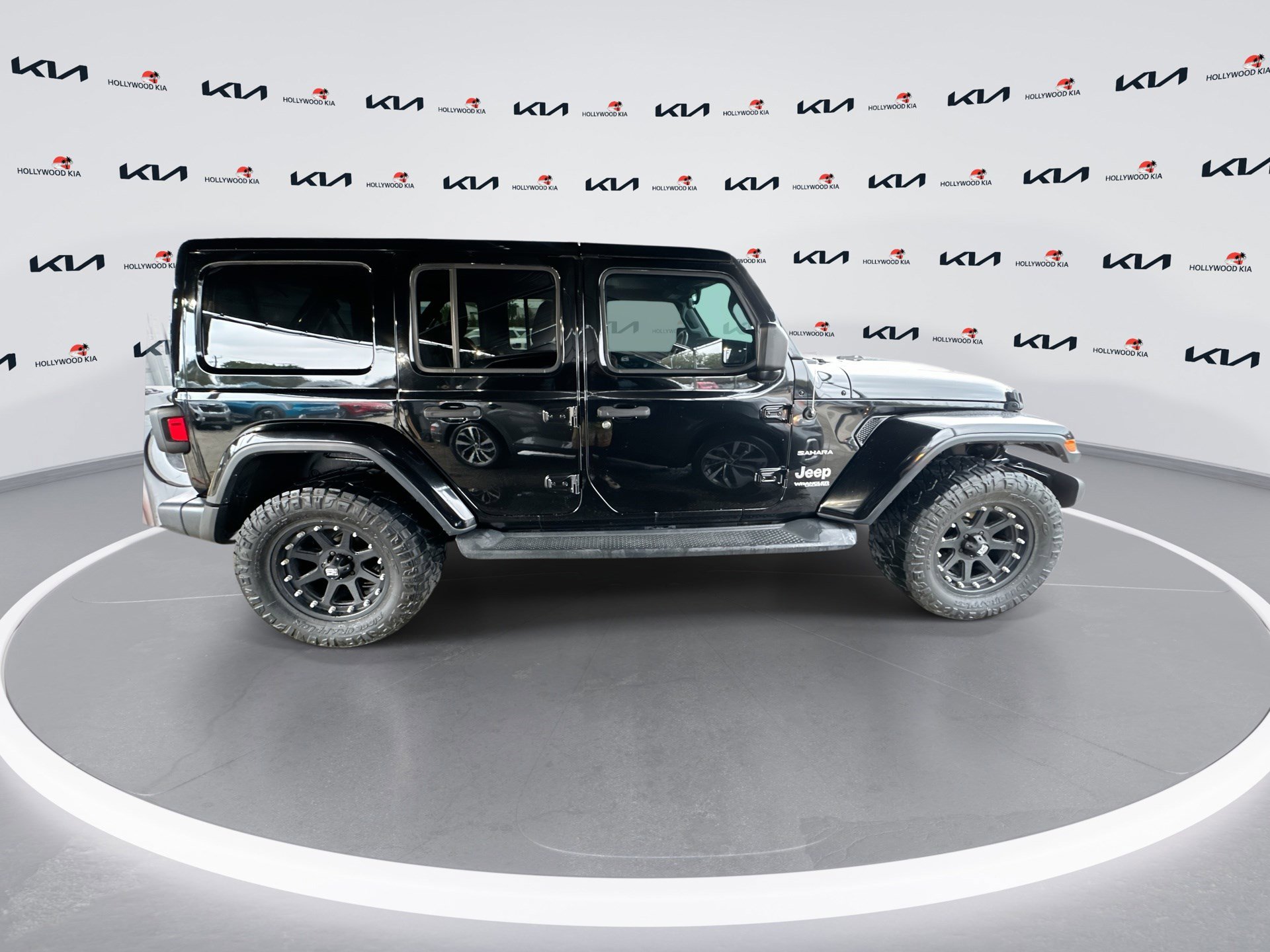 Used 2019 Jeep Wrangler Unlimited Sahara w/ Uconnect 4C Nav & Sound Group image 9