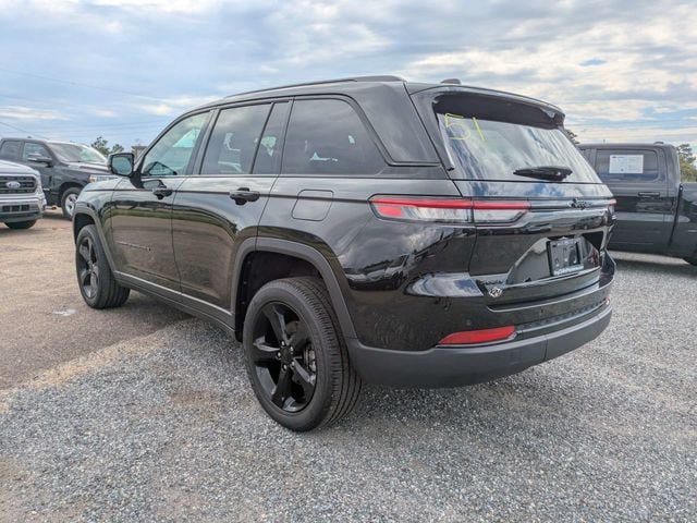 Used 2025 Jeep Grand Cherokee Altitude AWD/4WD image 5