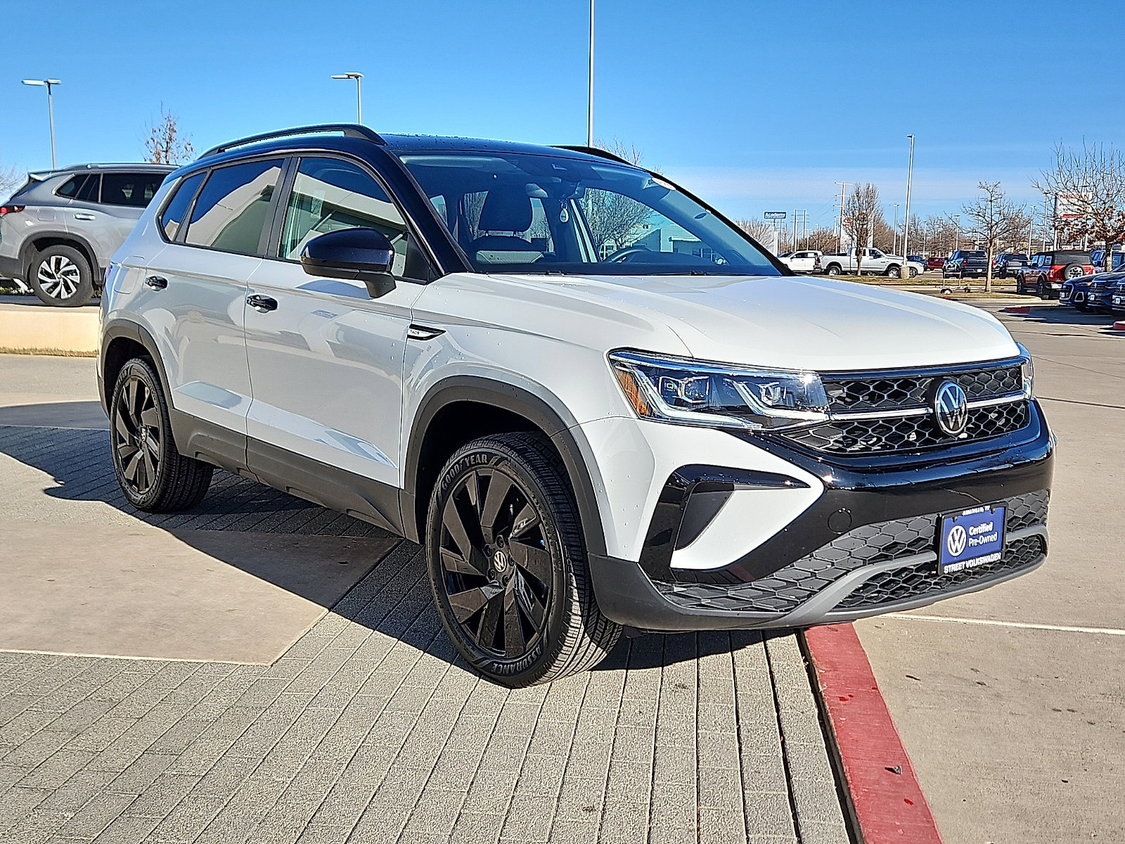 Certified 2024 Volkswagen Taos SE image 4