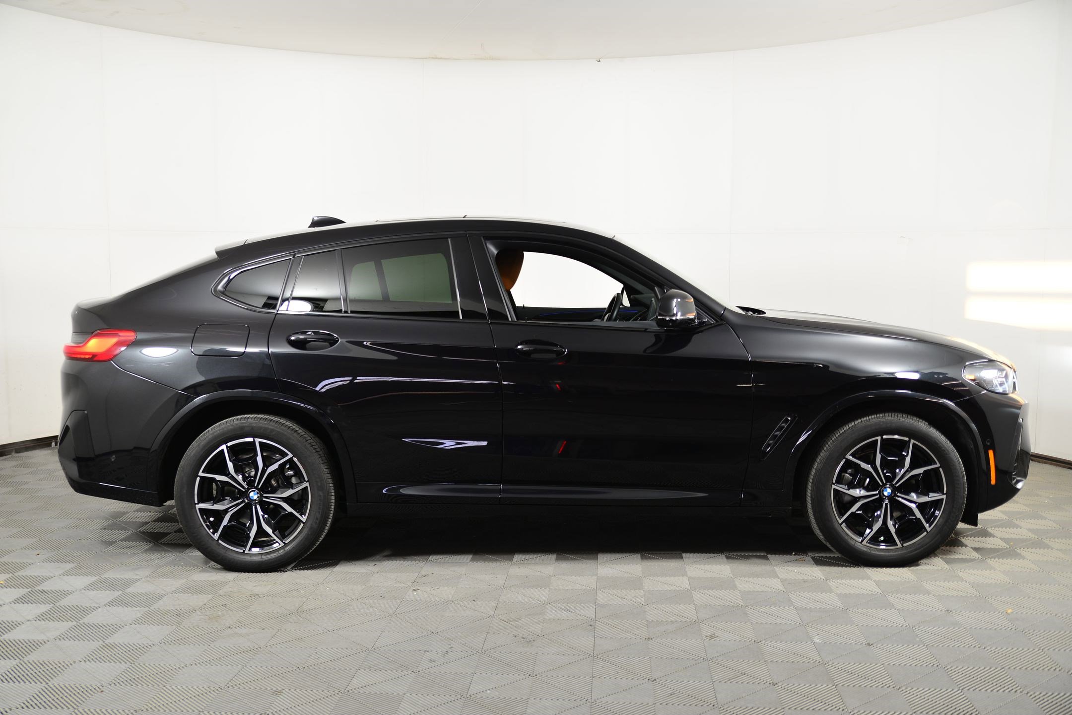 Used 2024 BMW X4 xDrive30i w/ Premium Package image 7