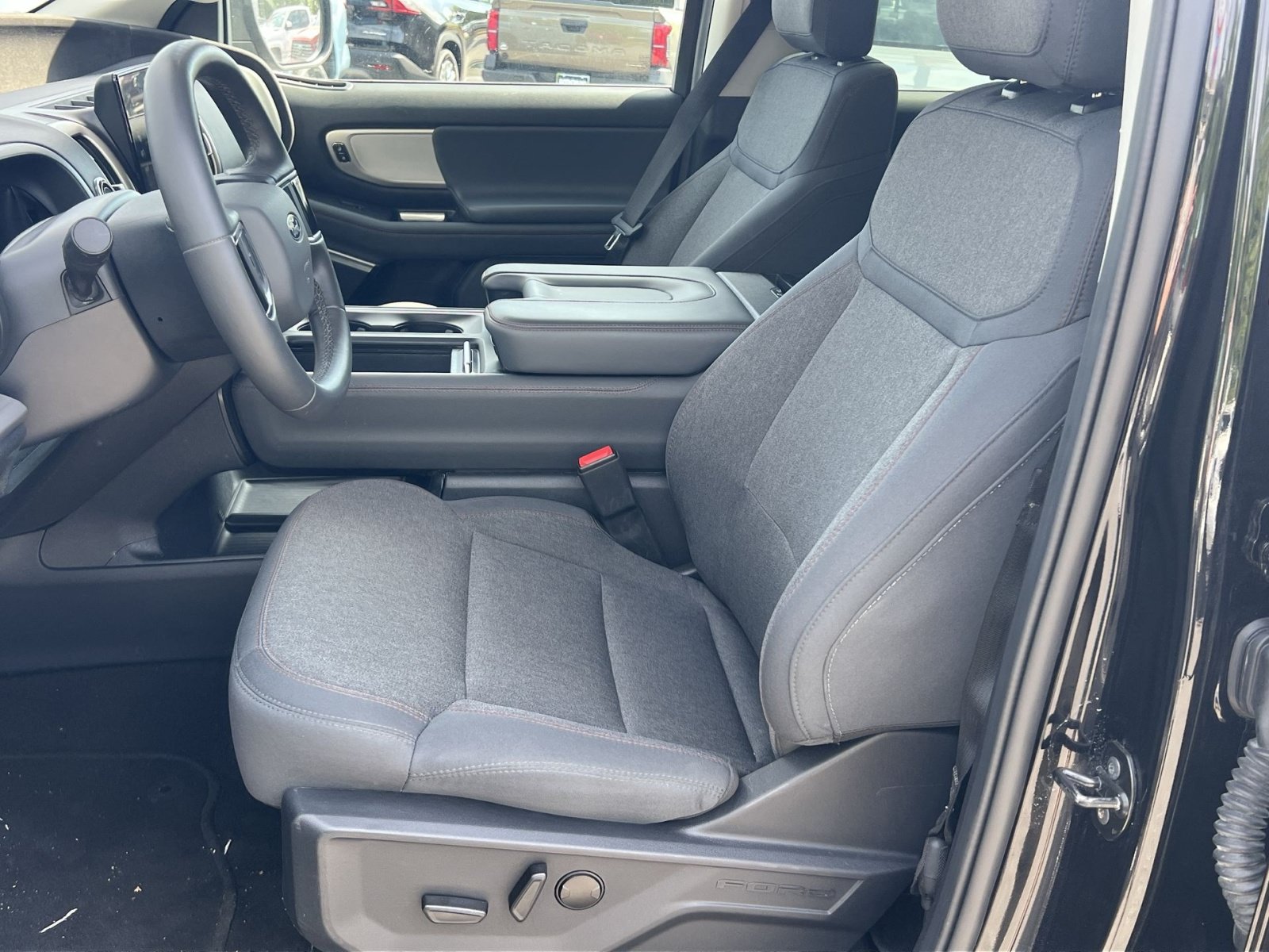 Used 2025 Ford Expedition Active AWD/4WD image 13