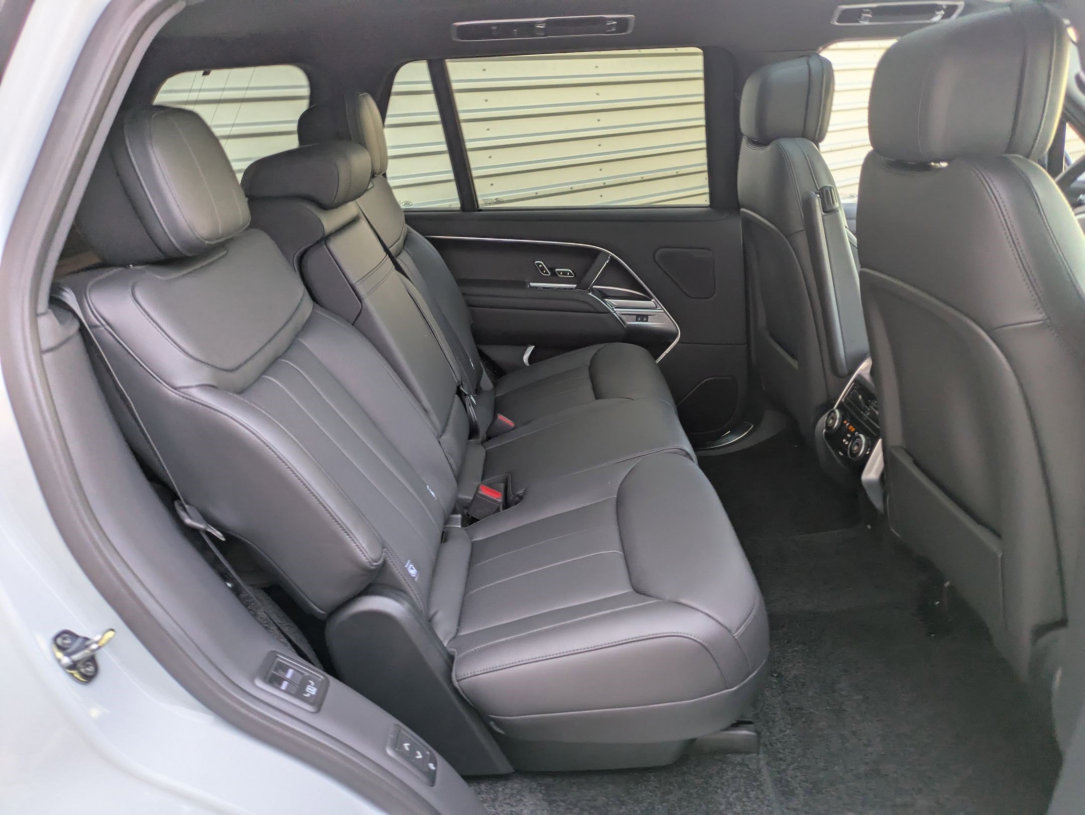 New 2025 Land Rover Range Rover Long Wheelbase SE image 30