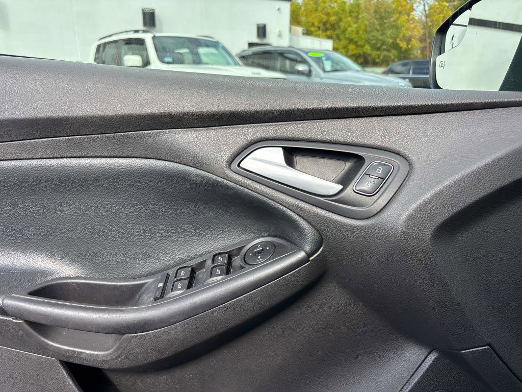 Used 2018 Ford Focus SE w/ SE Appearance Package image 14