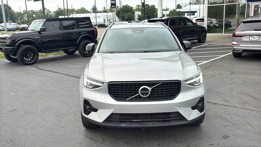Certified 2025 Volvo XC40 B5 Plus AWD/4WD image 5