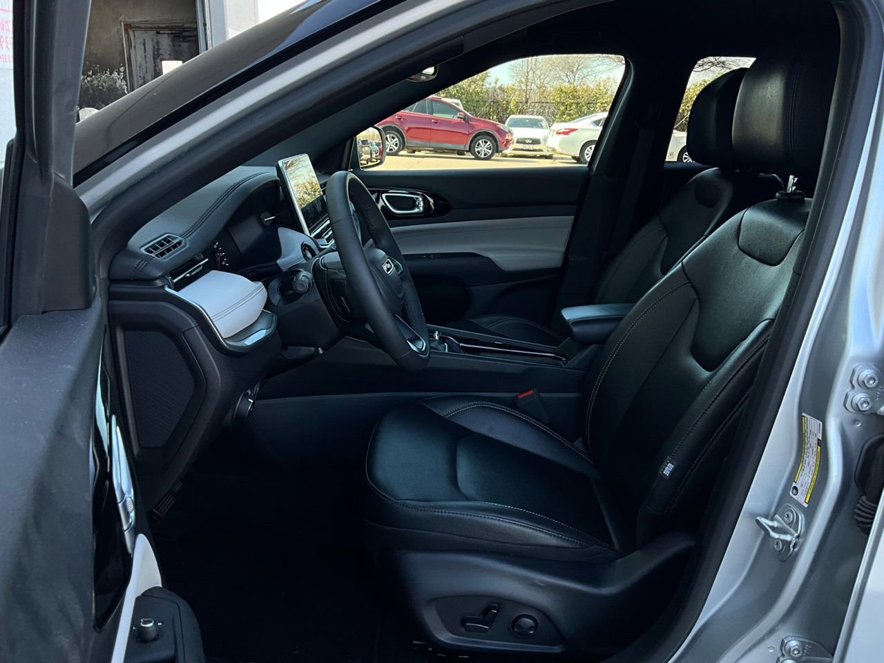 Used 2025 Jeep Compass Limited image 10