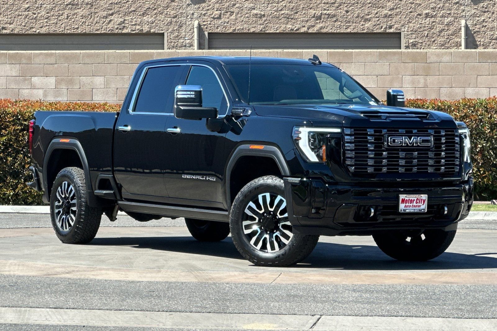 Used 2025 GMC Sierra 2500 Denali Ultimate AWD/4WD image 2