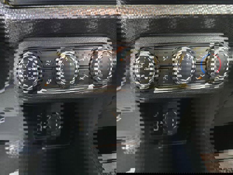 Used 2020 Nissan Kicks S image 19