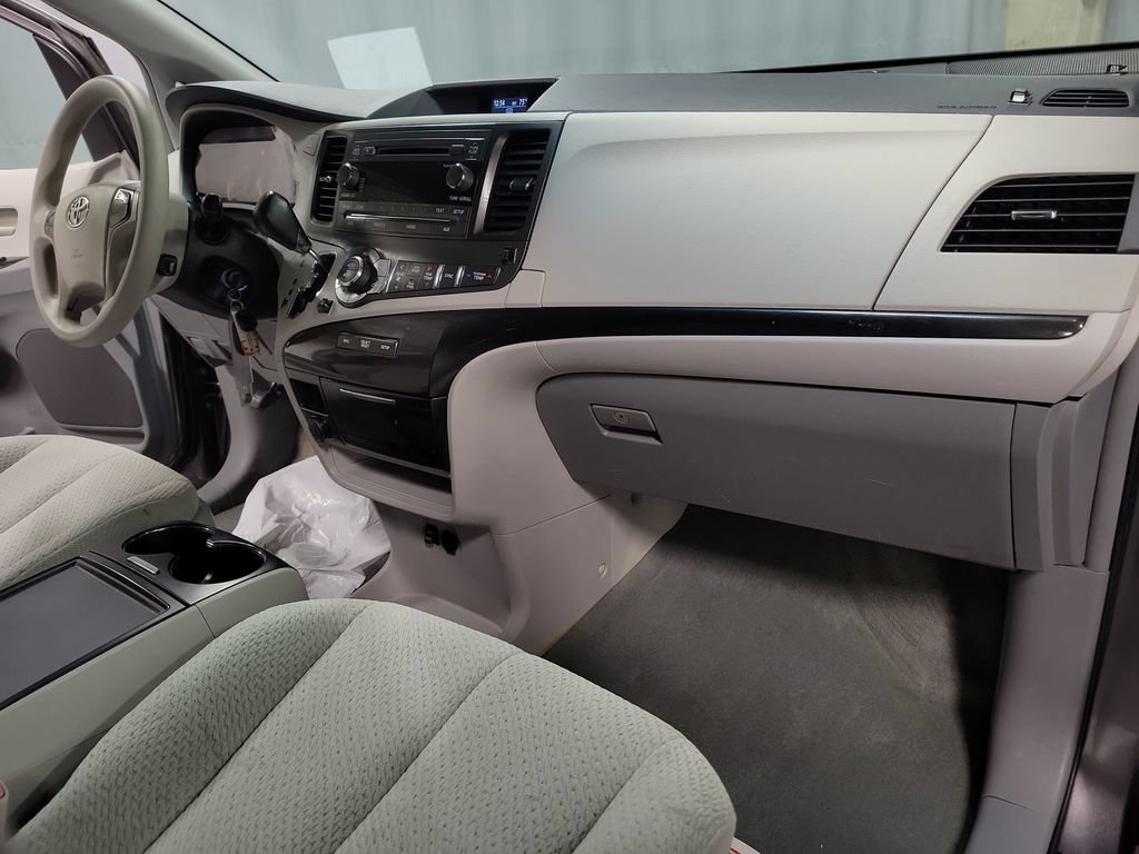 Used 2014 Toyota Sienna LE FWD image 31