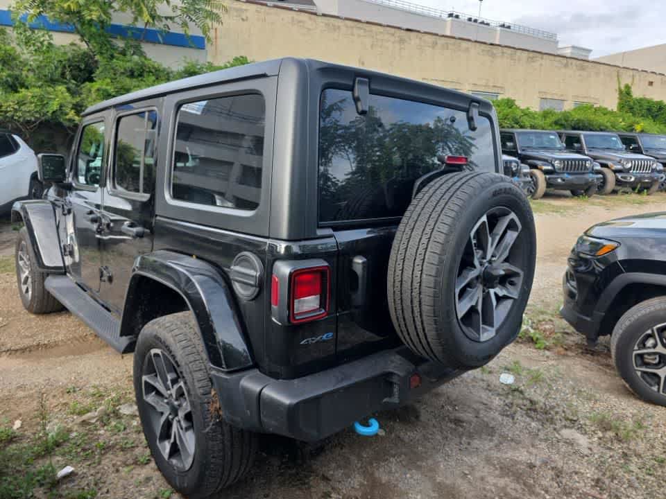 Used 2024 Jeep Wrangler Unlimited w/ Convenience Group AWD/4WD image 3