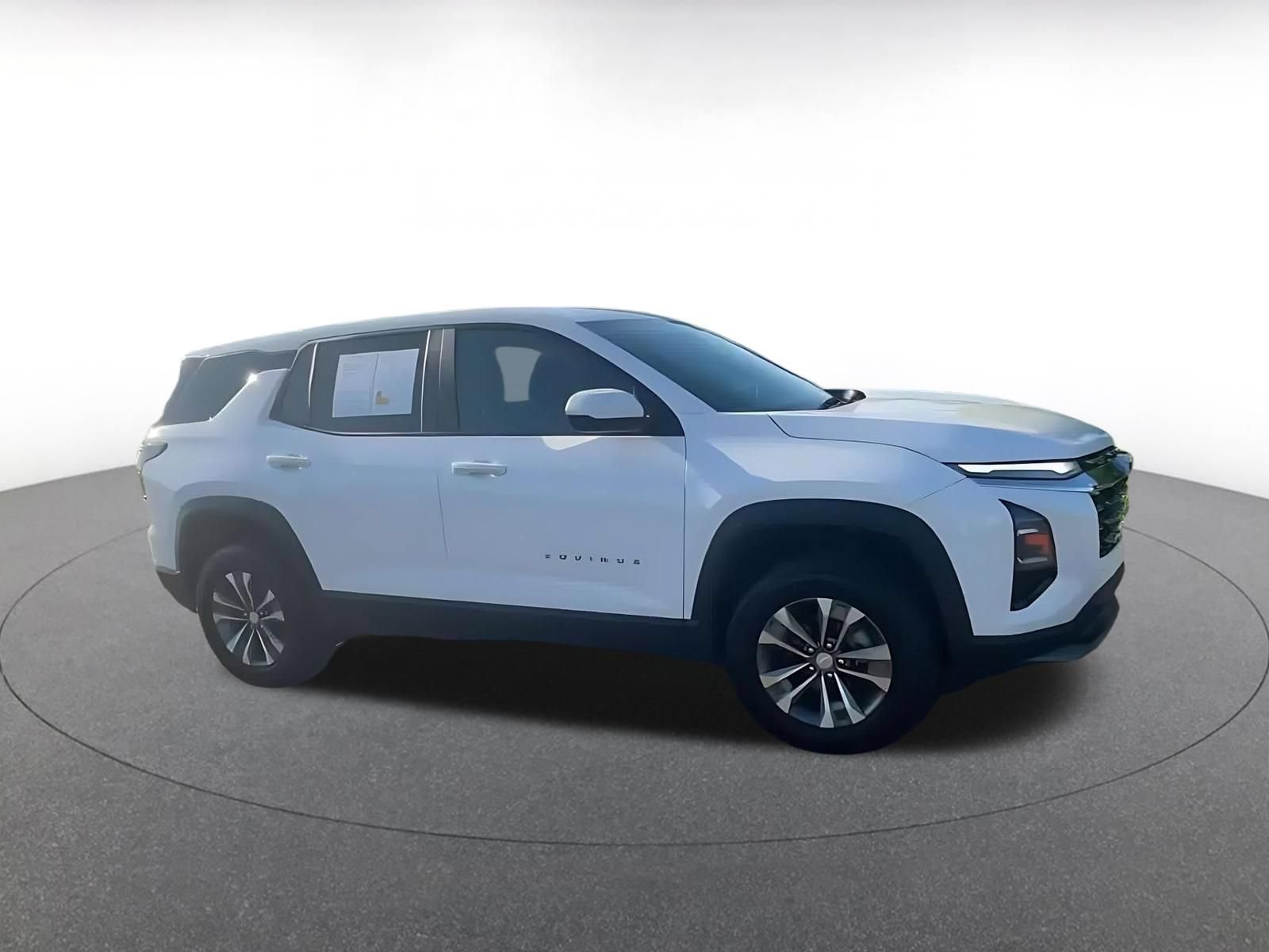 Used 2025 Chevrolet Equinox LT FWD image 2