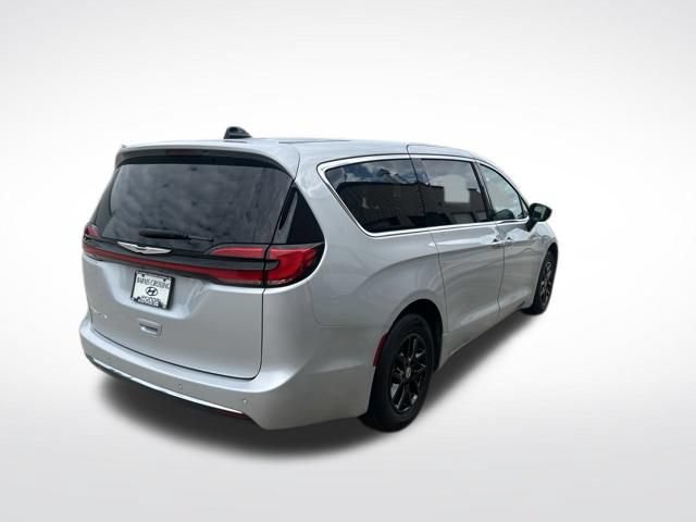 Used 2024 Chrysler Pacifica Touring-L FWD image 3