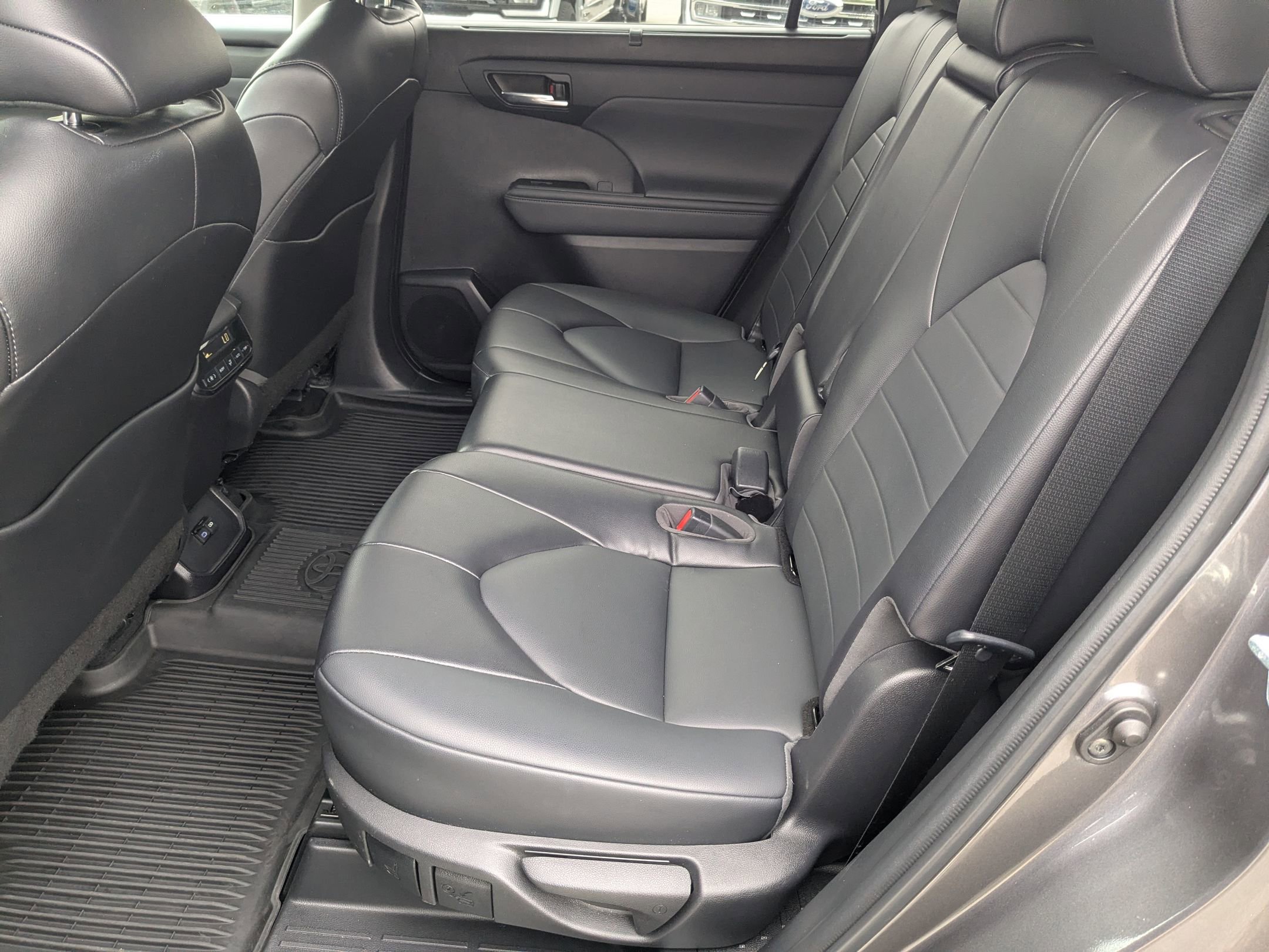 Used 2022 Toyota Highlander XLE image 30