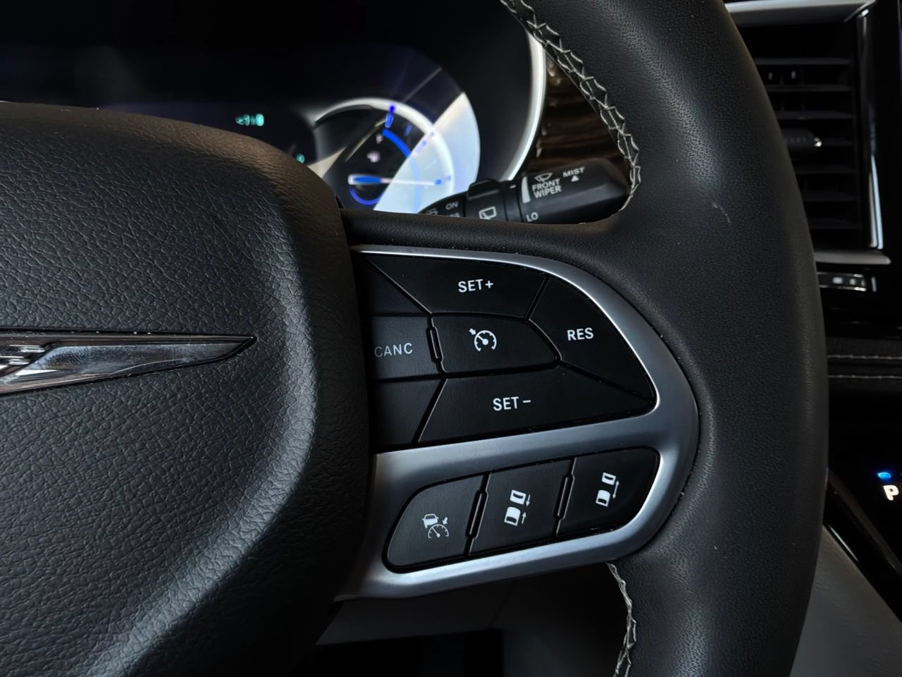 Used 2023 Chrysler Pacifica Limited FWD image 49