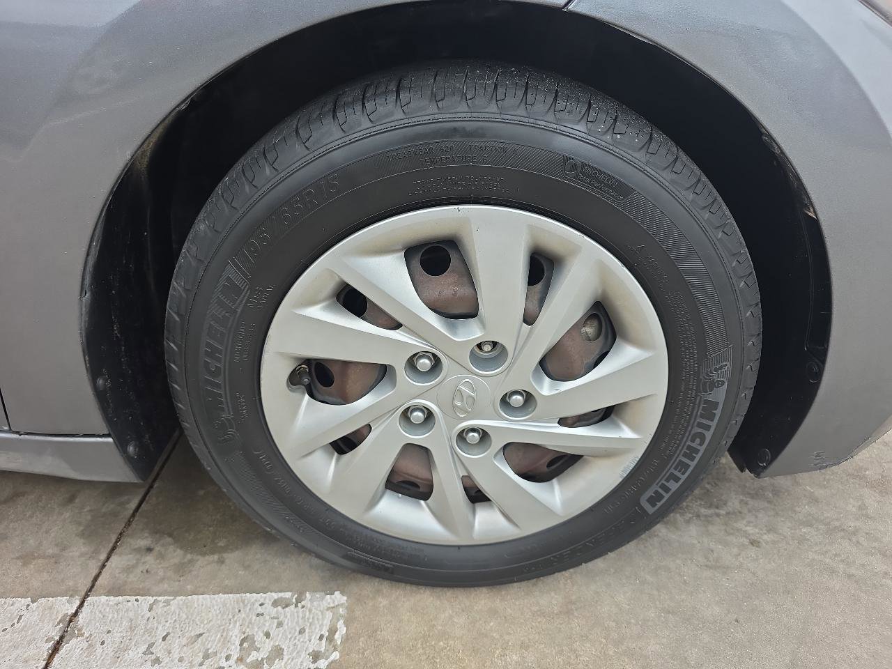 Used 2017 Hyundai Elantra SE image 30