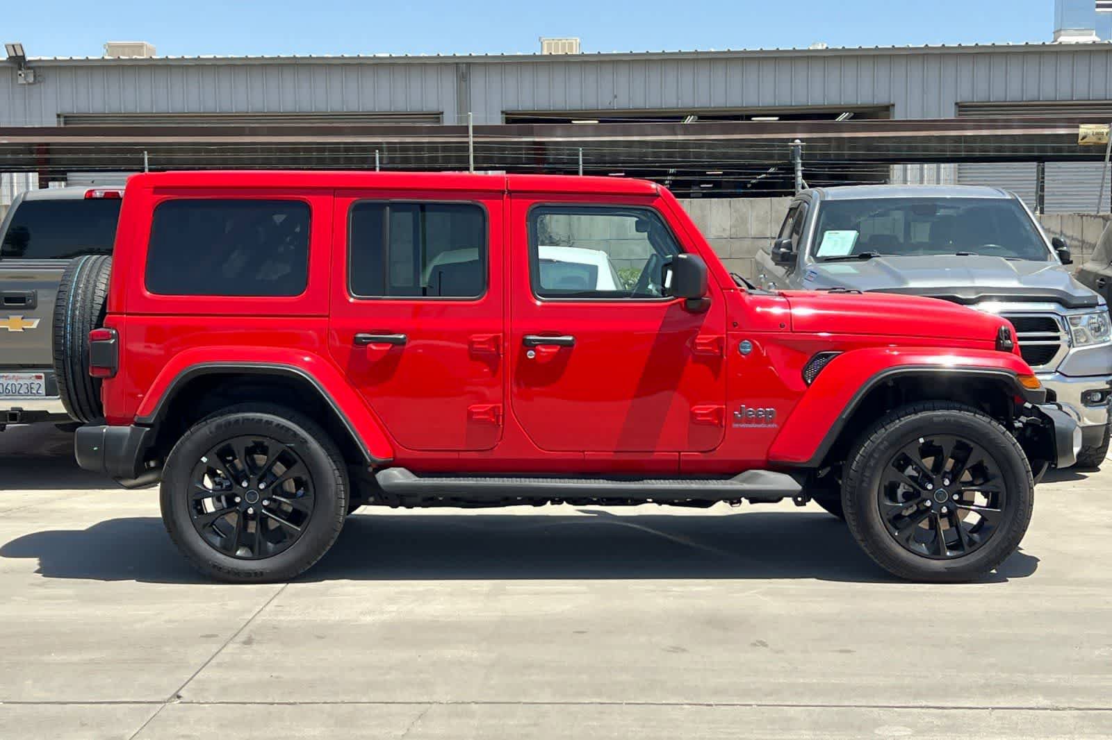 Used 2025 Jeep Wrangler Unlimited Sahara AWD/4WD image 9