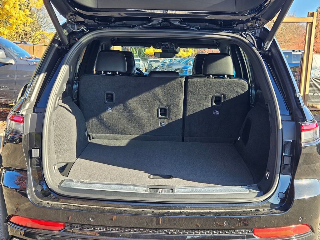 New 2025 Jeep Grand Cherokee Summit w/ Obsidian Package image 10