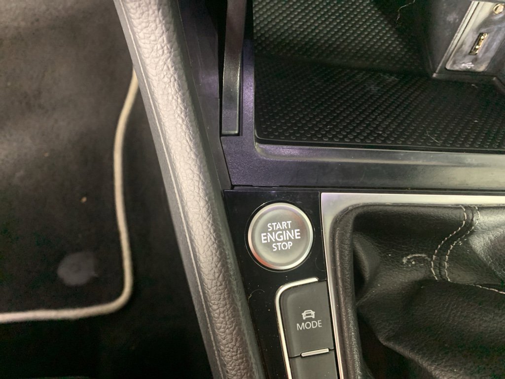 Used 2016 Volkswagen Golf R 4-Door image 18