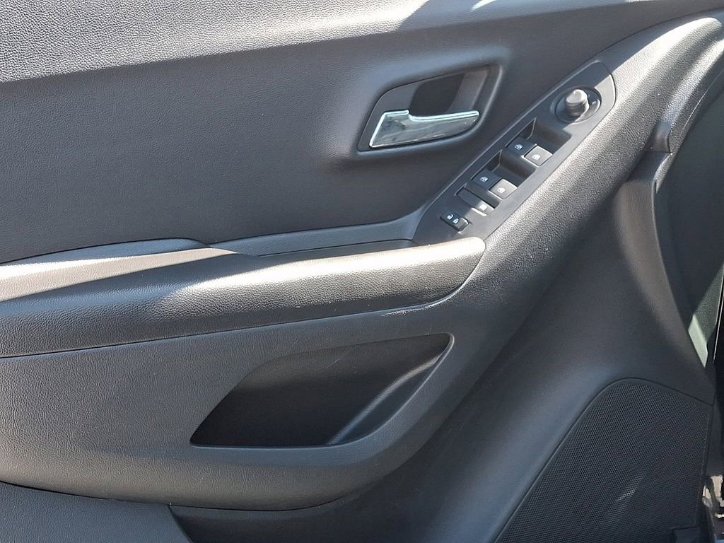 Used 2022 Chevrolet Trax LT w/ Midnight Edition image 14