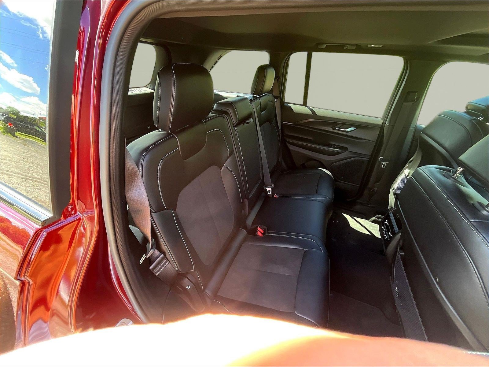 Used 2025 Jeep Grand Cherokee Altitude AWD/4WD image 25