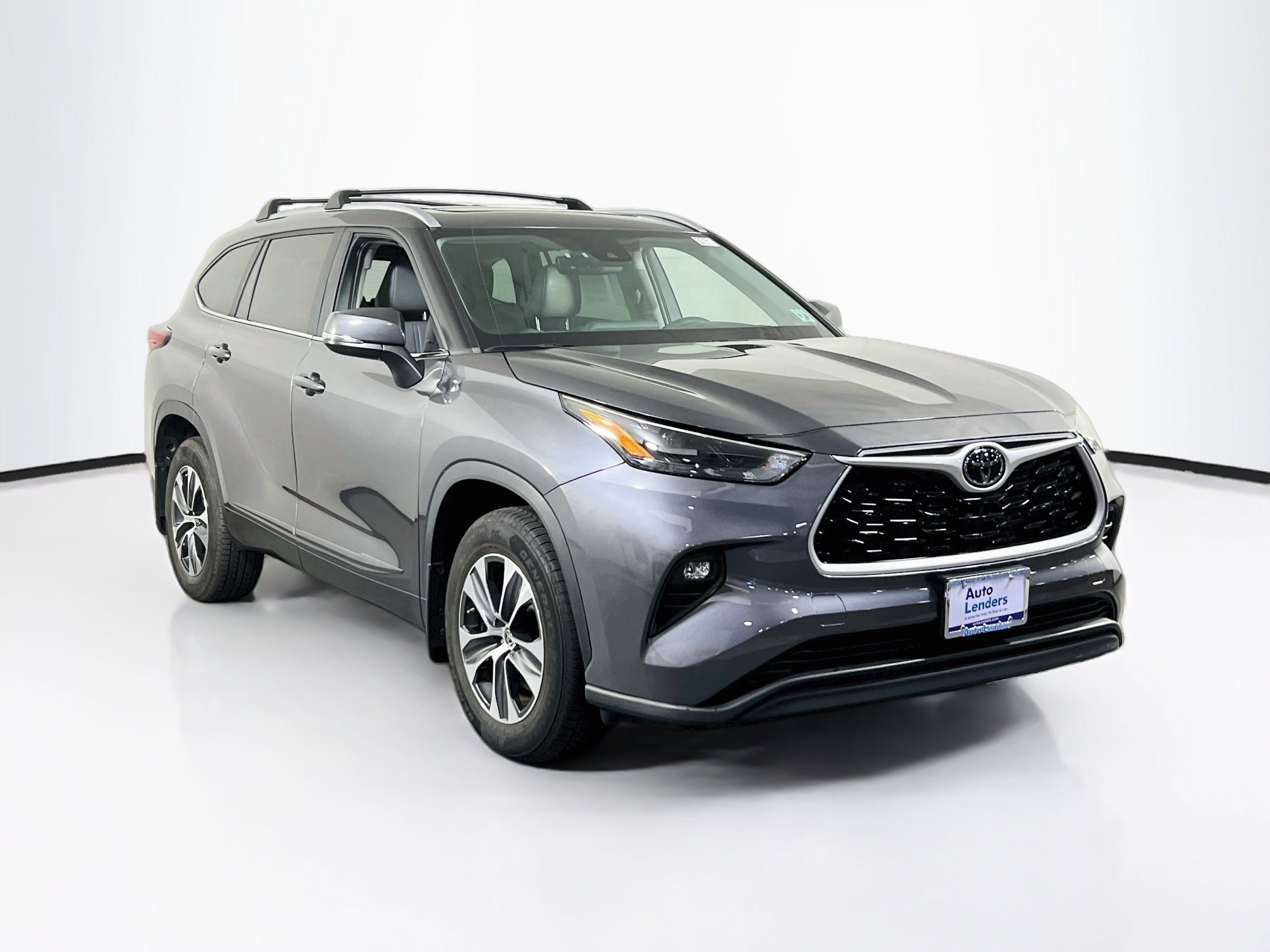 Used 2023 Toyota Highlander XLE AWD/4WD image 3