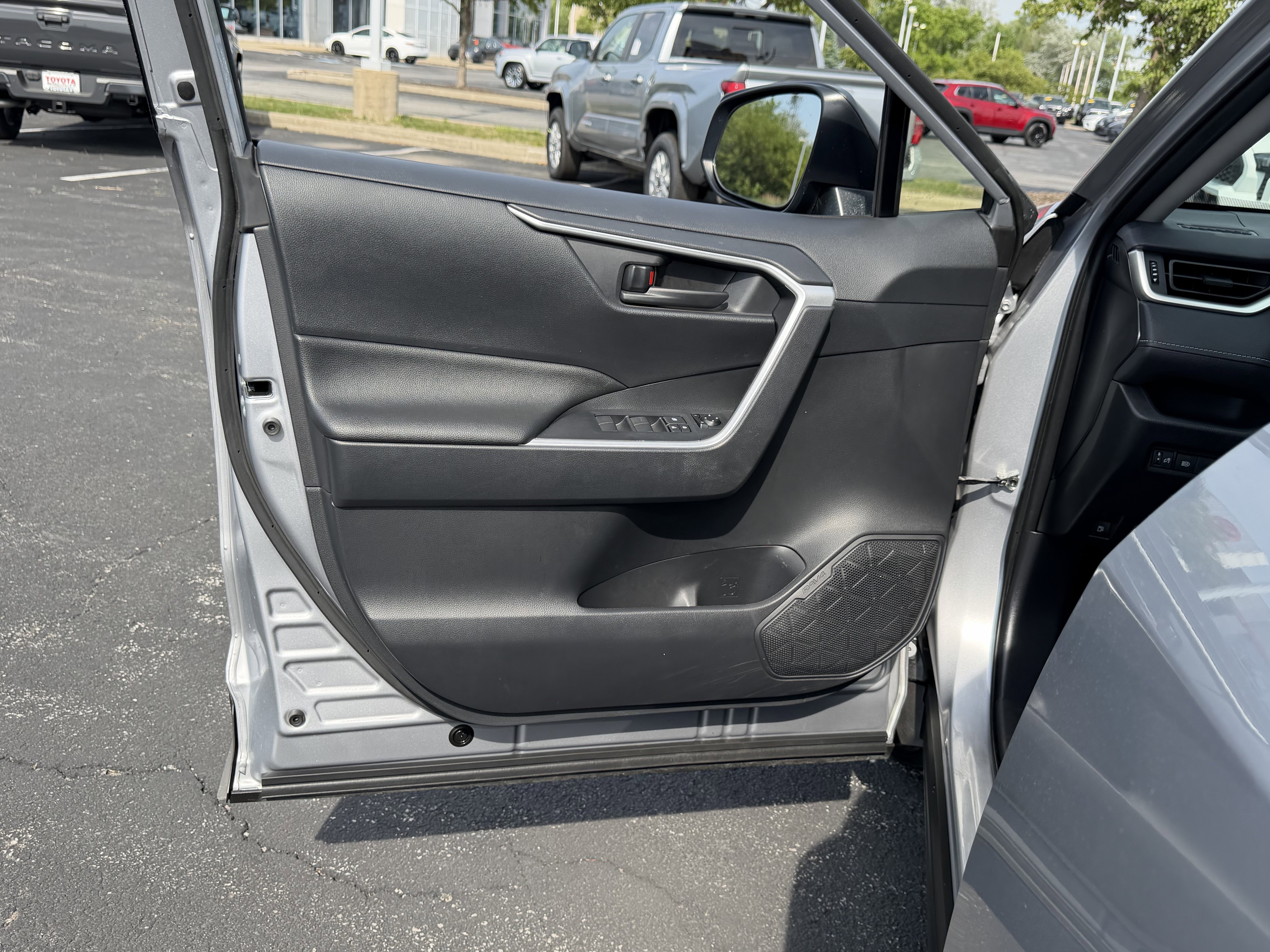 Used 2025 Toyota RAV4 LE AWD/4WD image 20