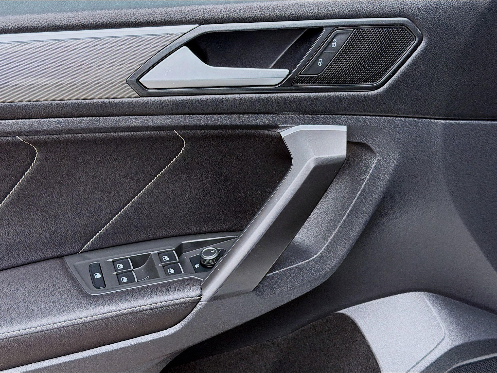 Used 2023 Volkswagen Tiguan SE R-Line image 17