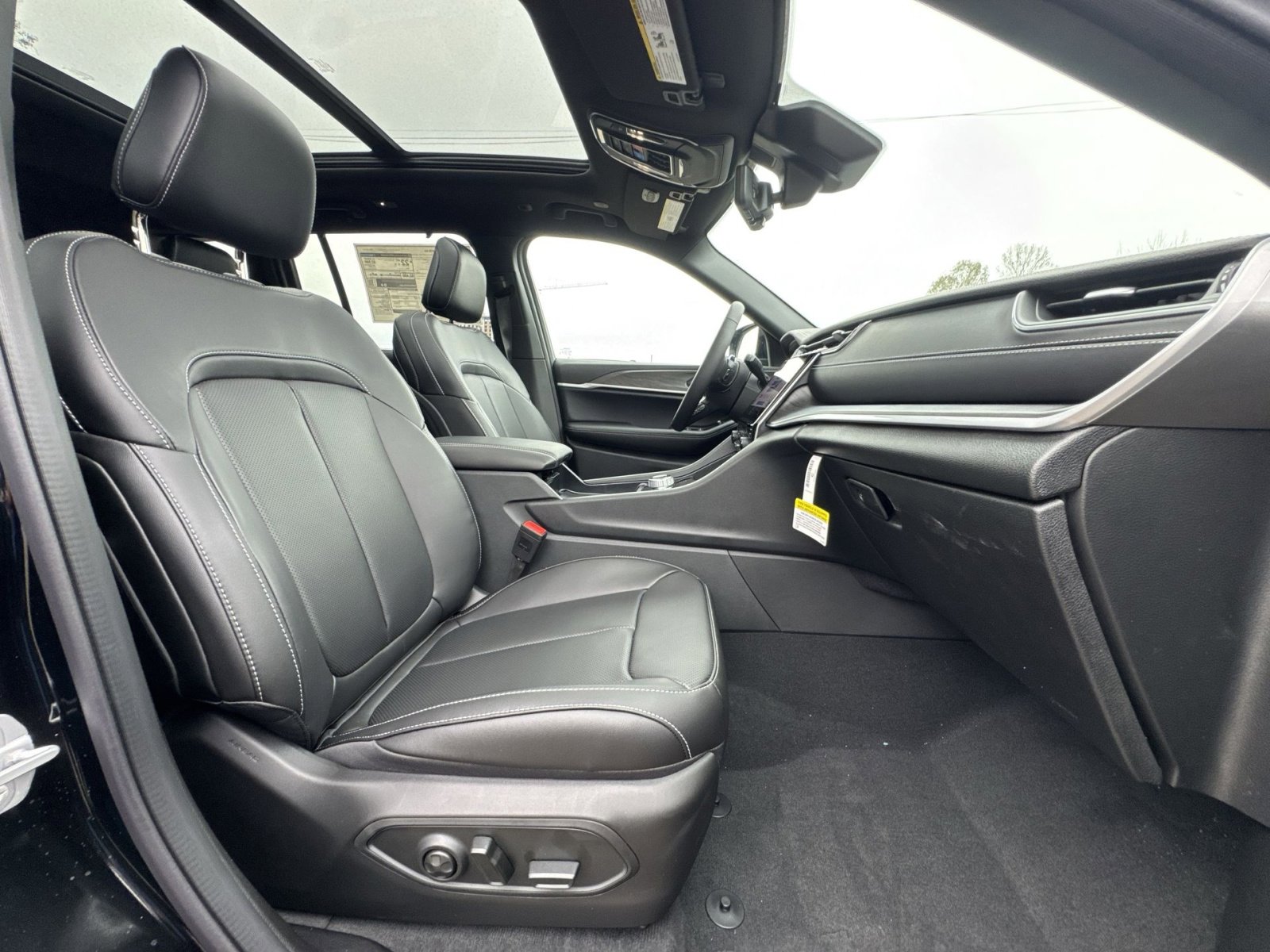 New 2025 Jeep Grand Cherokee Limited w/ Luxury Tech Group II image 28