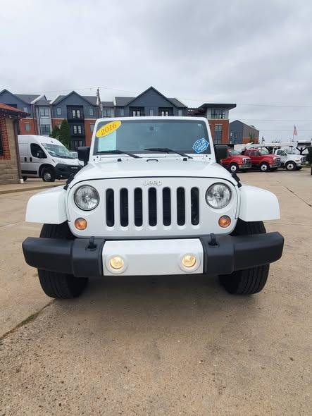 Used 2016 Jeep Wrangler Unlimited Sahara w/ Connectivity Group AWD/4WD image 3