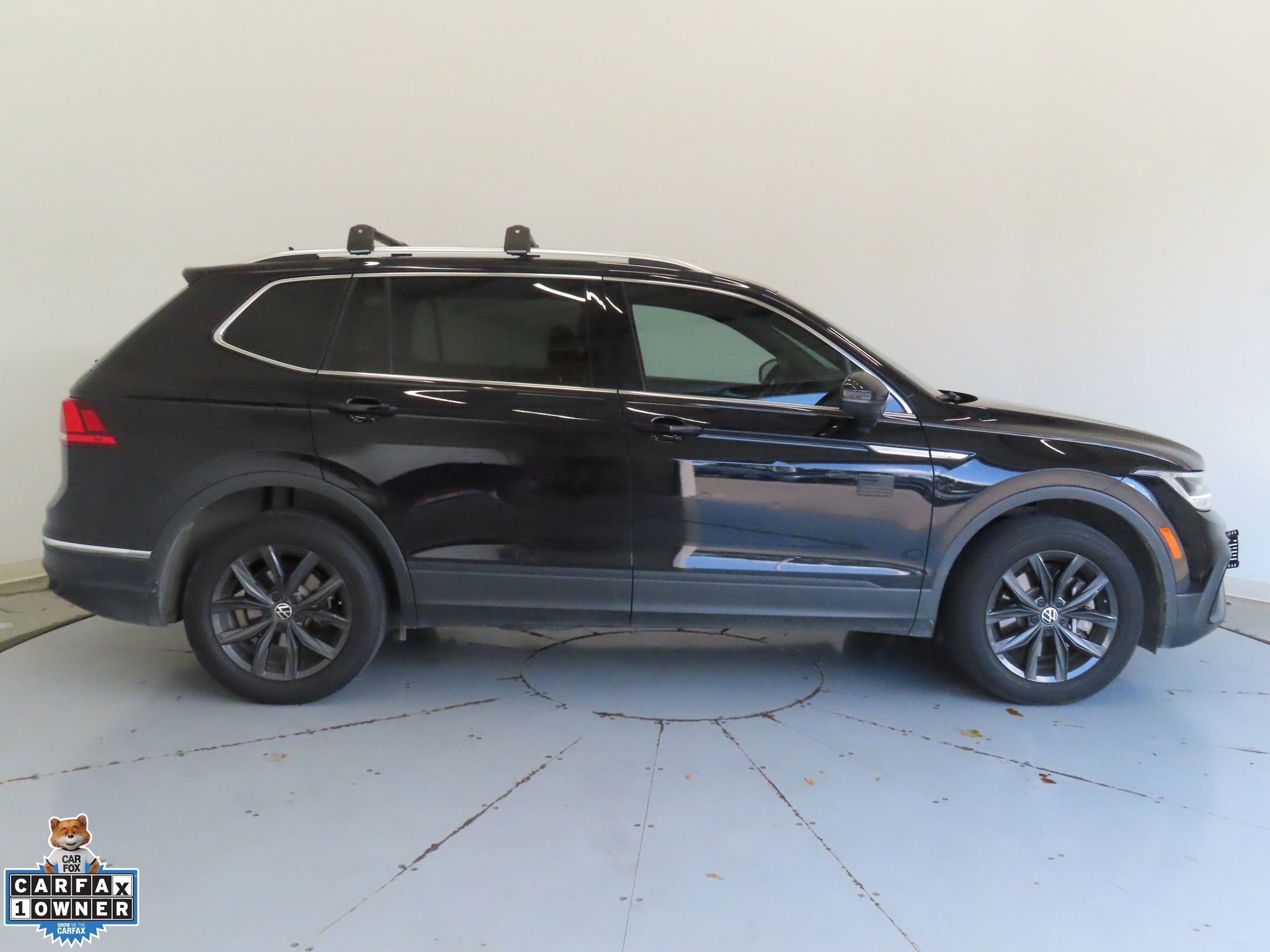 Used 2024 Volkswagen Tiguan SE FWD image 2