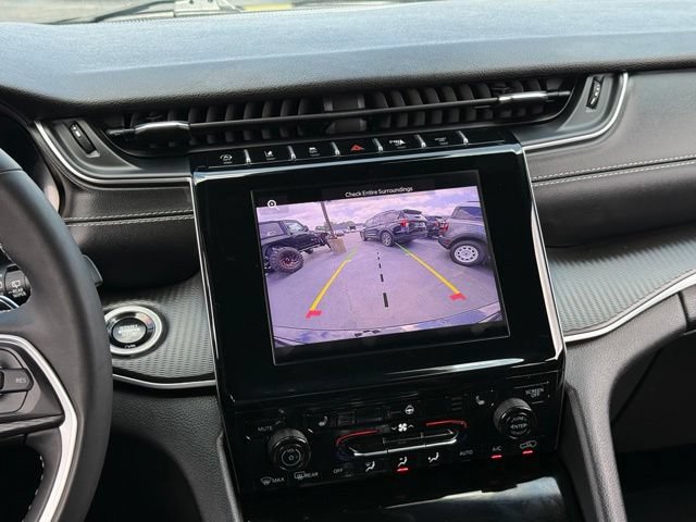 Used 2025 Jeep Grand Cherokee Altitude AWD/4WD image 3