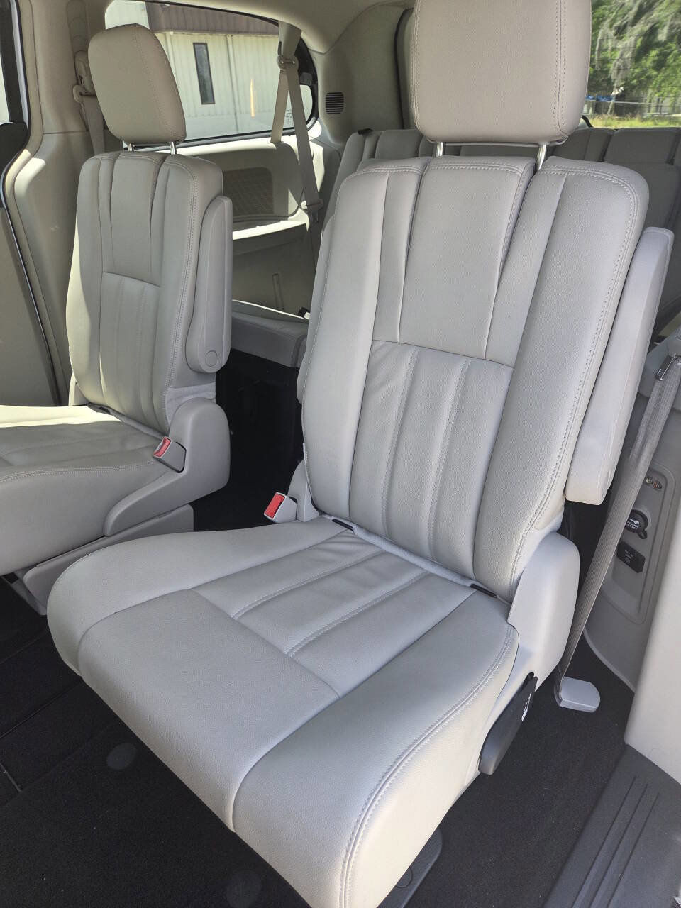 Used 2013 Chrysler Town & Country Touring image 9