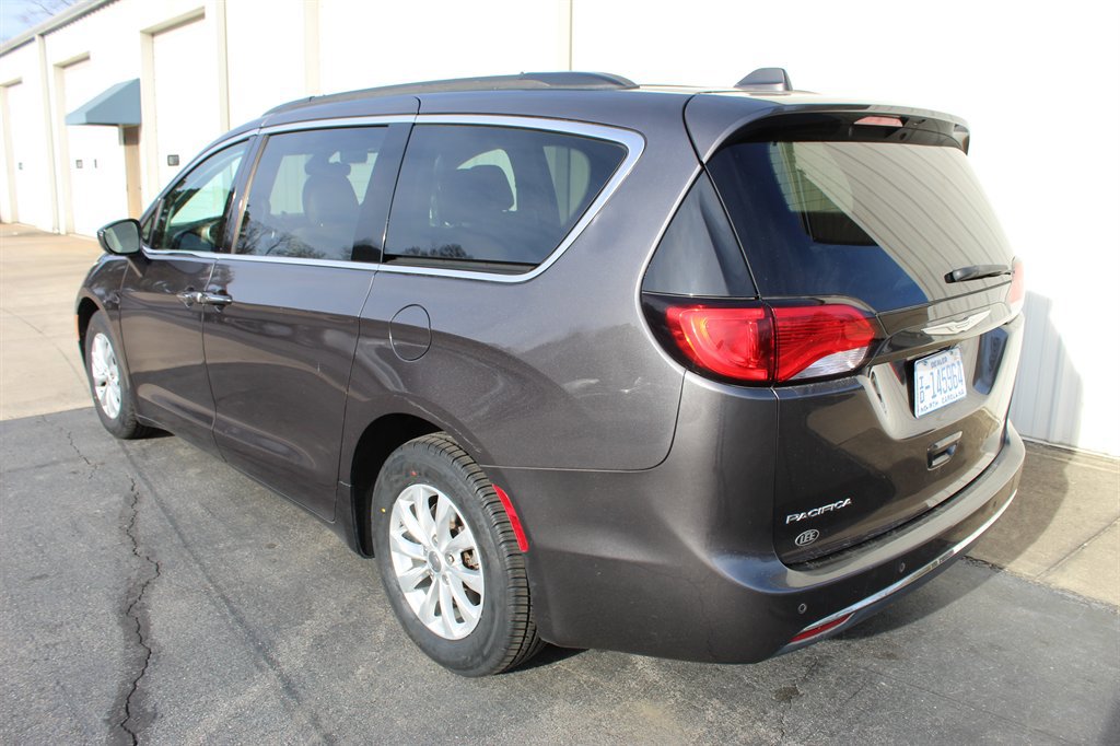 Used 2017 Chrysler Pacifica Touring-L FWD image 4