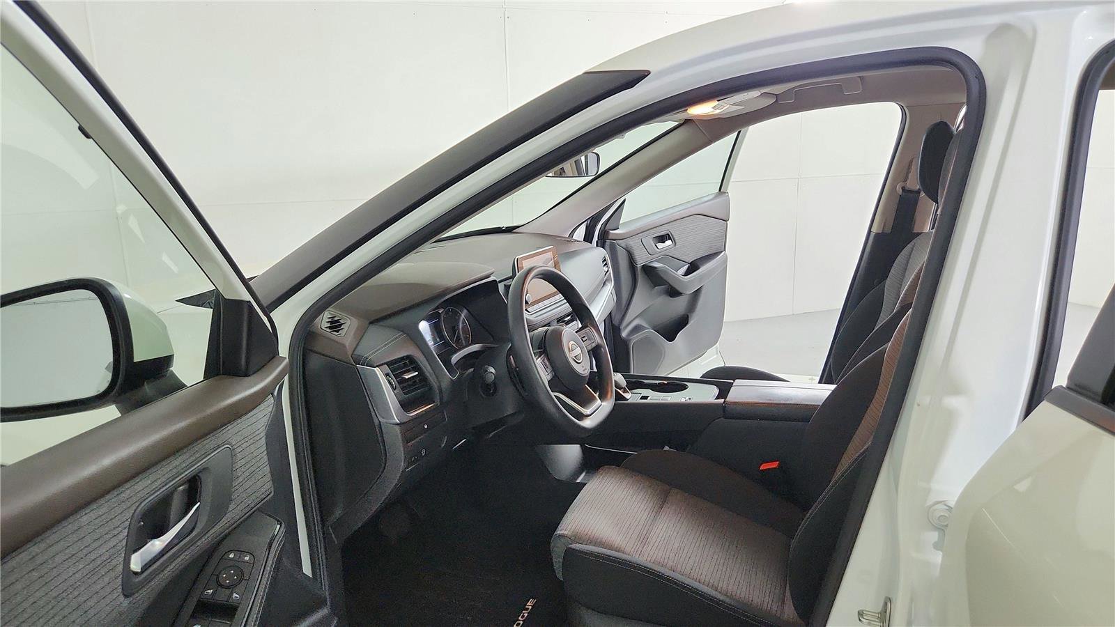 Used 2023 Nissan Rogue SV FWD image 9