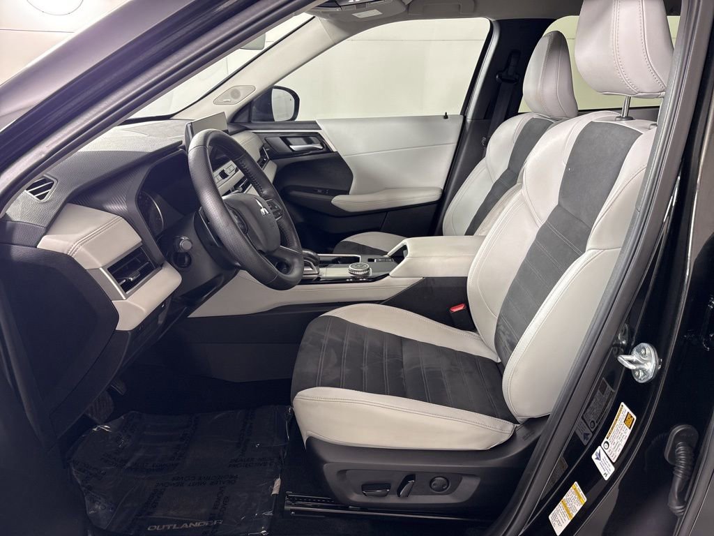 Used 2025 Mitsubishi Outlander SE AWD/4WD image 24