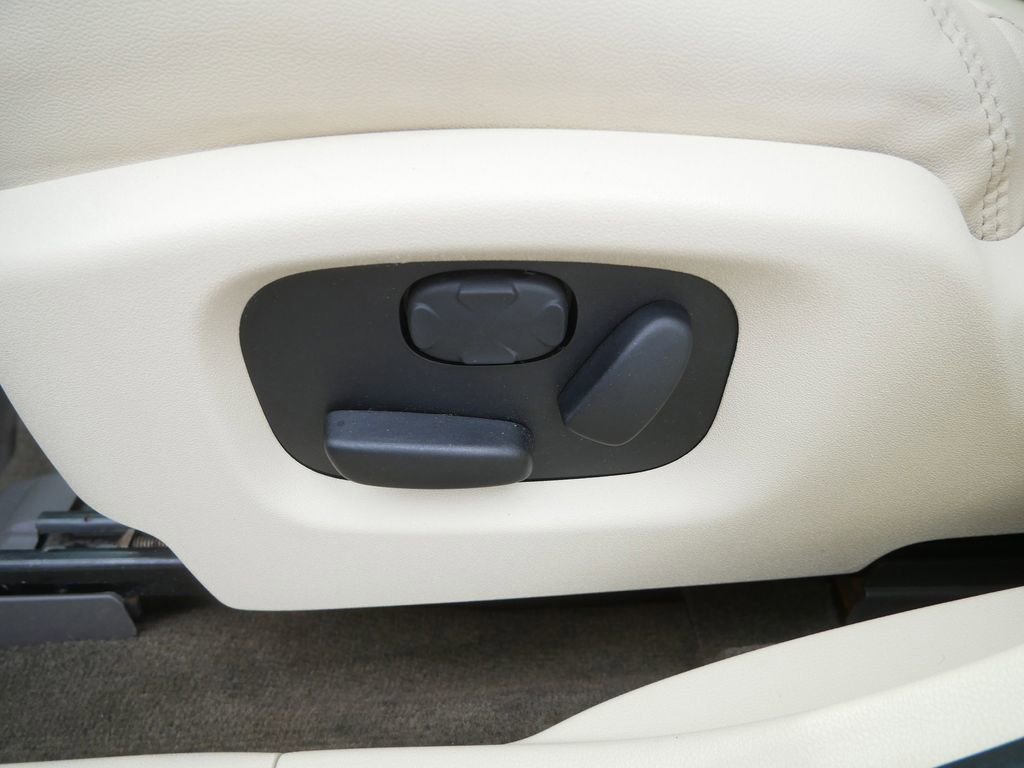 Used 2013 Lincoln MKS AWD image 16