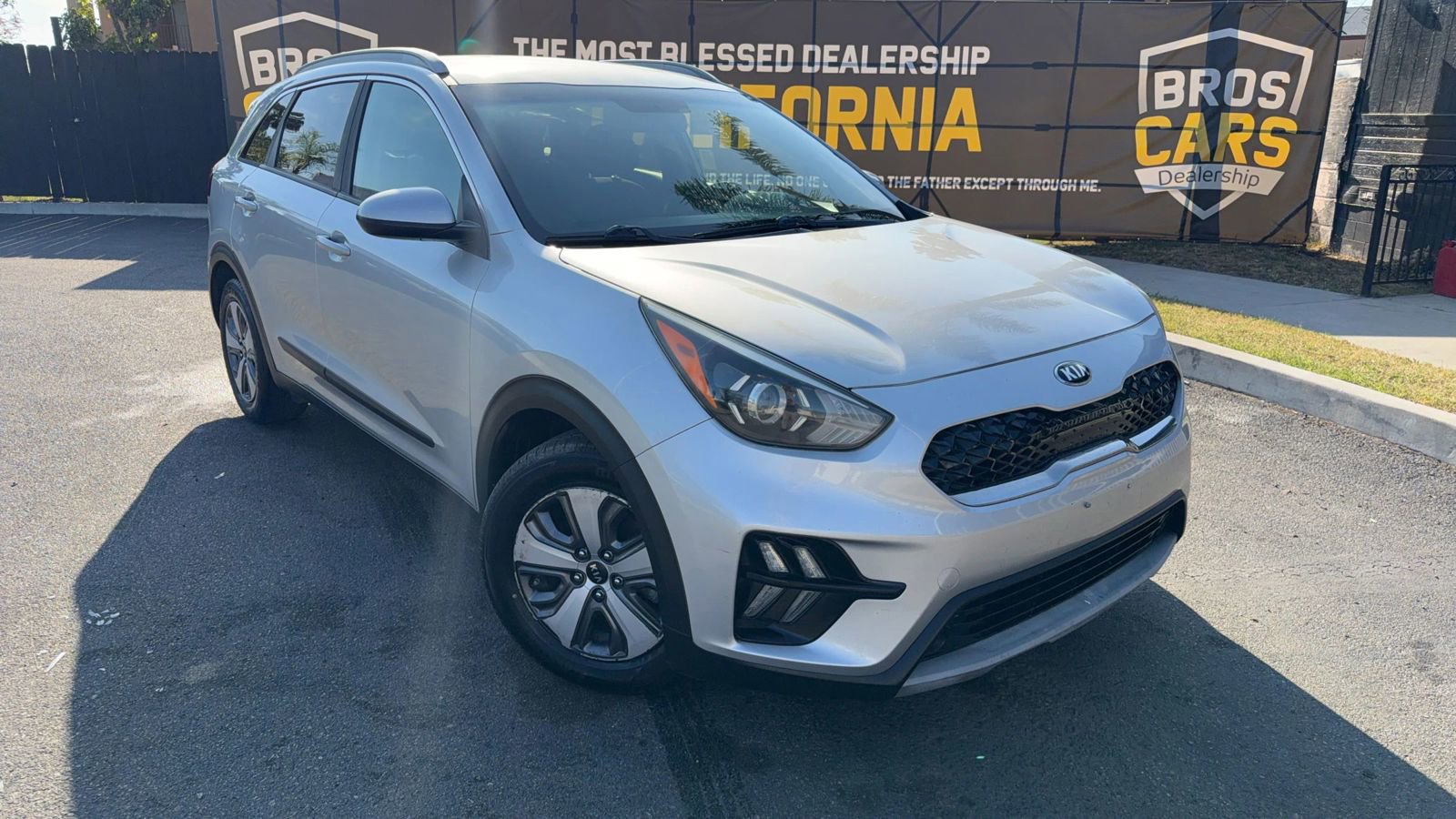 Used 2020 Kia Niro LX FWD image 2