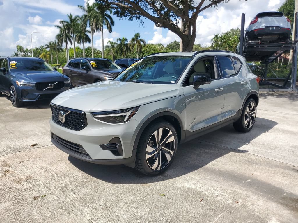 Certified 2024 Volvo XC40 B5 Plus AWD/4WD image 3
