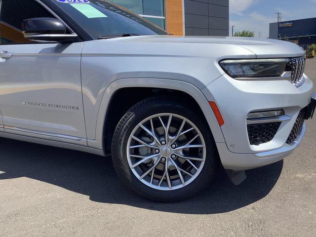 Used 2024 Jeep Grand Cherokee Summit AWD/4WD image 3