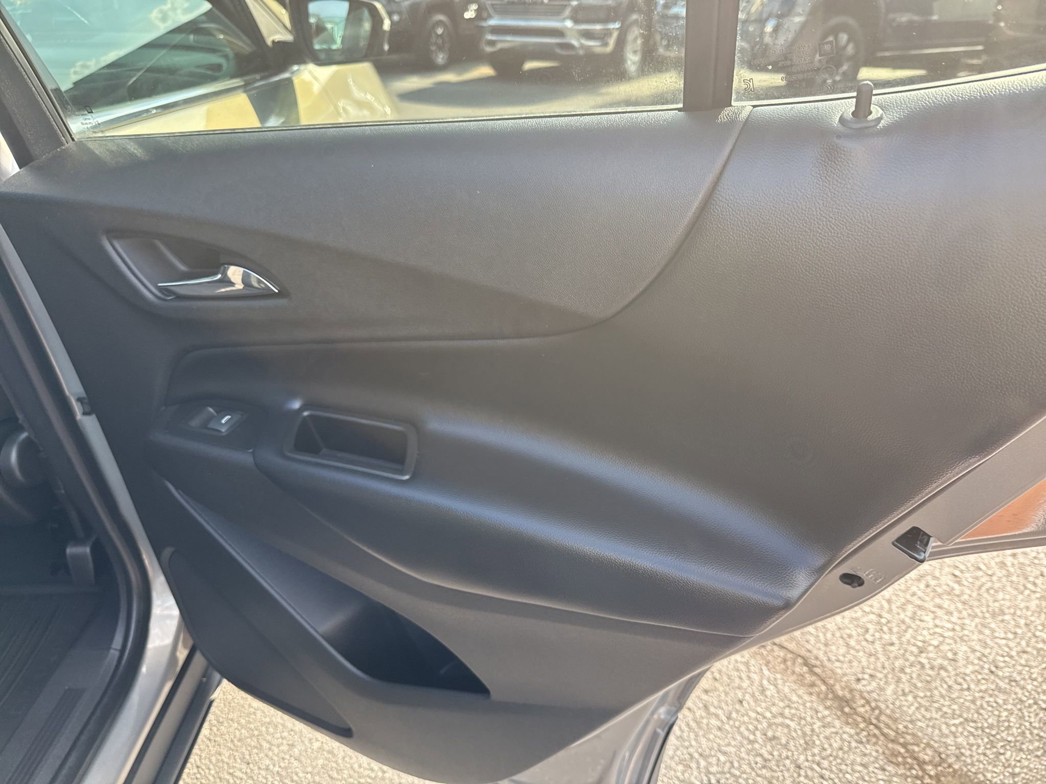 Used 2019 Chevrolet Equinox LT w/ Sun & Navigation Package image 16