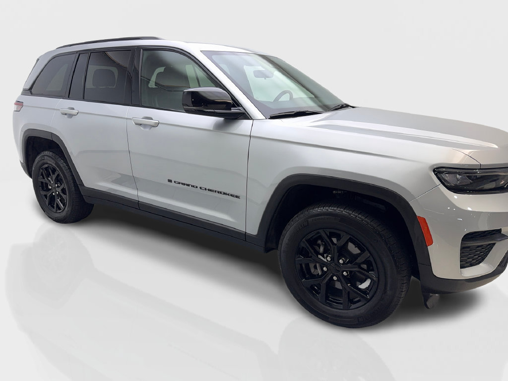 Used 2025 Jeep Grand Cherokee Altitude RWD image 14