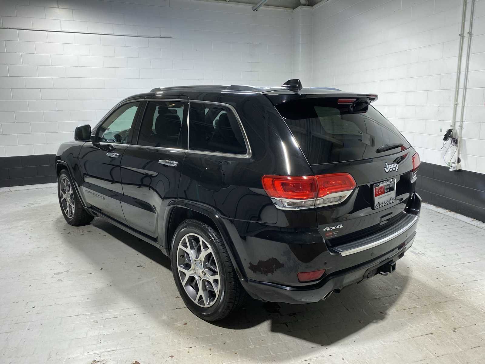 Used 2019 Jeep Grand Cherokee Overland AWD/4WD image 4