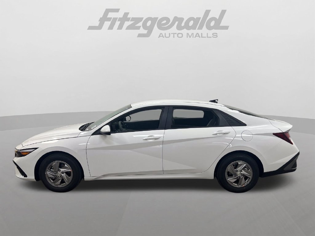 New 2026 Hyundai Elantra SE FWD image 2