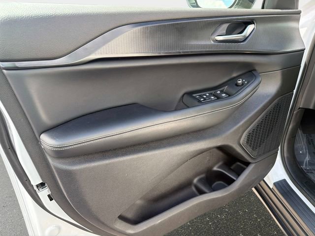 Used 2025 Jeep Grand Cherokee L Altitude AWD/4WD image 17